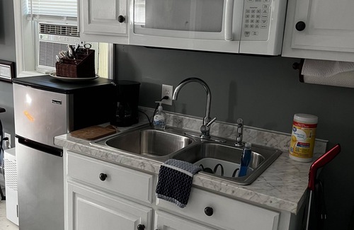 Palatka Cottage | Adorable tiny home on a canal that leads to the beautiful St. John’s River.