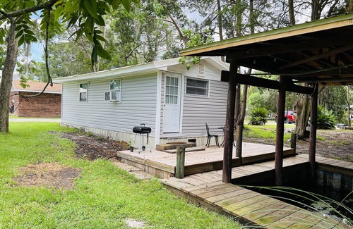 Palatka Cottage | Adorable tiny home on a canal that leads to the beautiful St. John’s River.