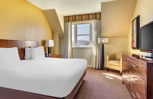 South Lake Tahoe Resort | Adventure Awaits at Hilton Vacation Club Lake Tahoe : Scenic Views & Outdoor Fun