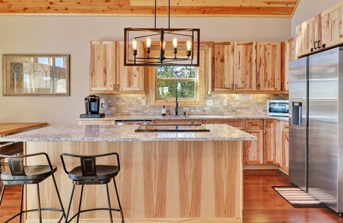 Turtletown Cabin | Adventure & Relaxation:Rafting, Hiking & S’mores!