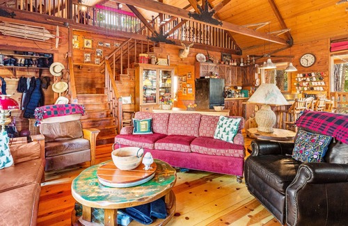 Groveland Cabin | Adventurer's retreat with a pizza oven, wood-burning fireplace, and large deck