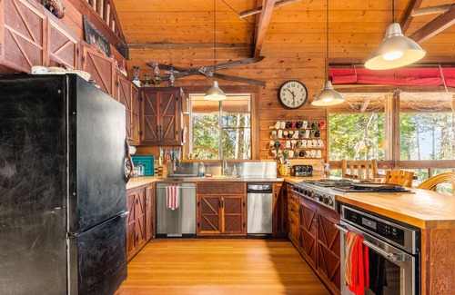 Groveland Cabin | Adventurer's retreat with a pizza oven, wood-burning fireplace, and large deck
