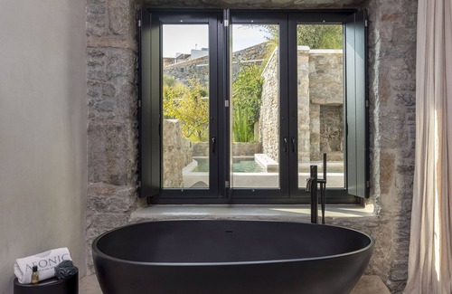 Ornos Hotel | Aeonic Suites and Spa