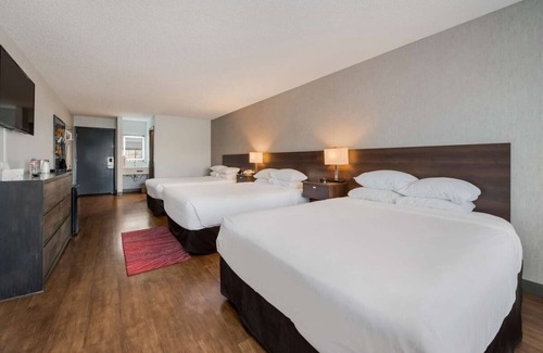 Ontario Hotel | Affordability Meets Comfort! Pool, Pet-friendly Property, Free Breakfast