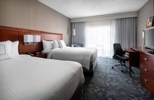 Camelback East Hotel | Affordability Meets Comfort! w/Outdoor Pool, Short Drive to Arizona Capitol