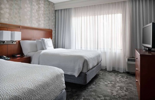 Camelback East Hotel | Affordability Meets Comfort! w/Outdoor Pool, Short Drive to Arizona Capitol