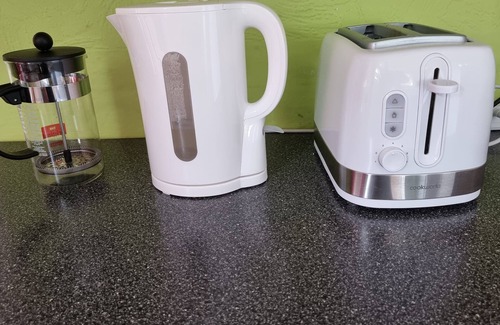 Bradford House | Affordable 2-Bed house for Rent Near Bradford City Center – Budget Accommodation