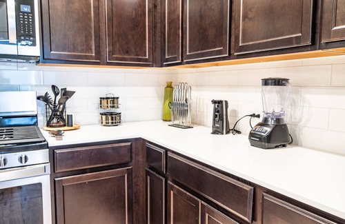 Manor House | Affordable Attractive Home Mins from Austin + Q2 Stadium