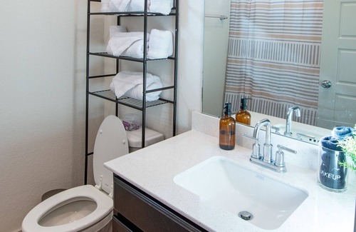 Manor House | Affordable Attractive Home Mins from Austin + Q2 Stadium