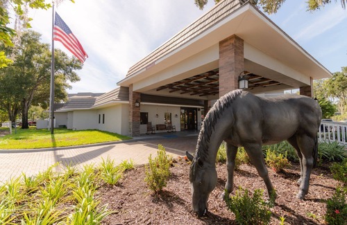 Ocala Apartment | Affordable Getaway! 2 Relaxing Units with Free Parking & Breakfast, Onsite Pool!