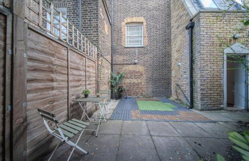 Cantelowes Apartment | Agar Villa 2BR Home with Garden & Hot Tub