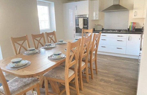 Newport Pagnell House | Agase Way - Stylish 4 Bed Home