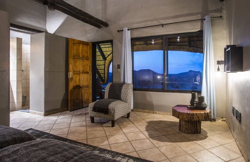Omaruru Cabin | Ai Aiba - The Rockpainting Lodge