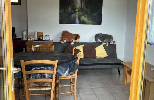 Abbenans Apartment | Air-conditioned apartment with covered terrace, 5km from Bournel golf course