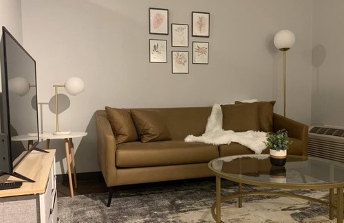 Des Moines Apartment | Airy 1BD/1BA + City Views - Downtown Des Moines