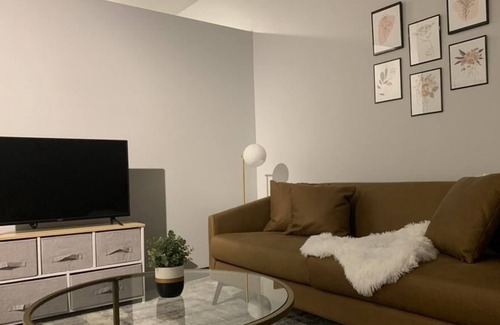 Des Moines Apartment | Airy 1BD/1BA + City Views - Downtown Des Moines