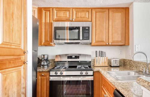 NoHo Arts District Apartment | Airy North Hollywood 2BR w/Gym & Pool, near TJ & shops, by Blueground