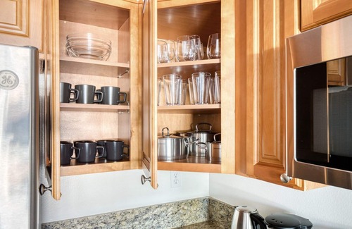 NoHo Arts District Apartment | Airy North Hollywood 2BR w/Gym & Pool, near TJ & shops, by Blueground