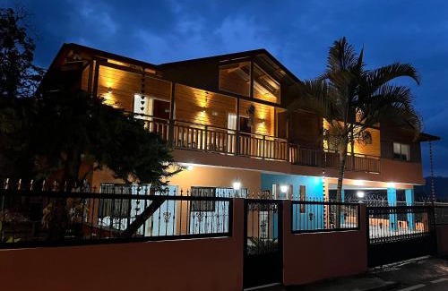 Manabao House | Alaia Casa de campo By Hospedify Para 4 personas, cerca del Río, Naturaleza, BBQ y terraza familiar