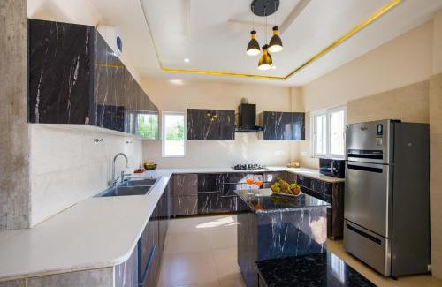 Bhimtal Villa | Alaya Stays Clouds Nest 4-BHK Retreat With Terrace & Hill Views by Naukuchiatal