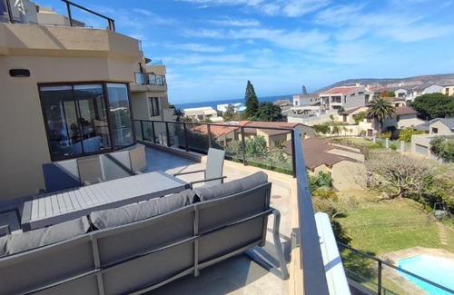 Robberg Beach Apartment | Alba Tramonto - 4 bed 3 bath - 100m to Robberg Beach & Large Patio