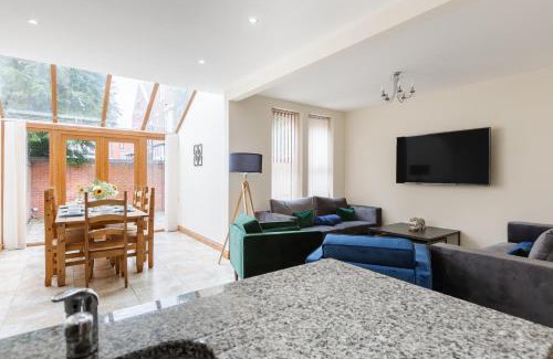 Preston House | Albert - 5 Bedrooms Sleeps 11 Parking Wi-Fi Contractors