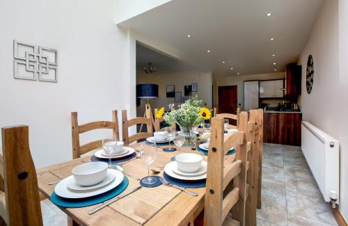 Preston House | Albert - 5 Bedrooms Sleeps 11 Parking Wi-Fi Contractors