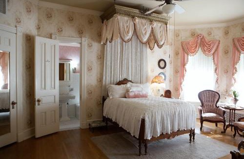 Winona Bed & Breakfast | Alexander Mansion Bed & Breakfast