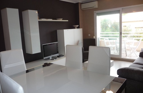 Muchamiel Apartment | Alicante 3 bedroom apartment with swimming pool, near the beach, WIFI, French TV