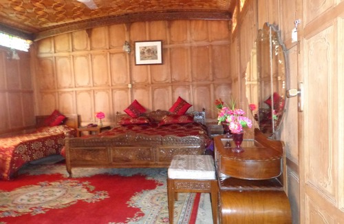 Dal Lake Boat Rental | Alif Laila Group of Houseboats