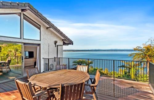 Taupo House | All Decked Out ON the Lake - Taupo