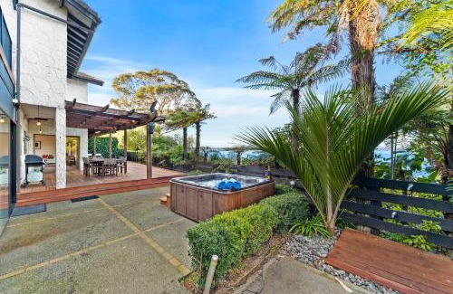 Taupo House | All Decked Out ON the Lake - Taupo
