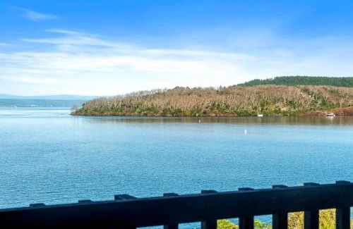 Taupo House | All Decked Out ON the Lake - Taupo