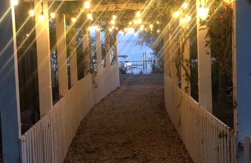 Nice Cottage | ALL INCLUSIVE AMENITIES:Kayak,SUP,Pedal Boat,PingPong,Pickleball,Movie Nt &MORE!