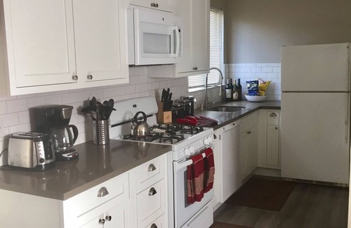 Nice Cottage | ALL INCLUSIVE AMENITIES:Kayak,SUP,Pedal Boat,PingPong,Pickleball,Movie Nt &MORE!