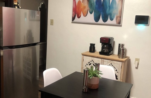 Overland House | All New Cozy Guest Nest home mins from the airport -Extended Stay (Unit B)