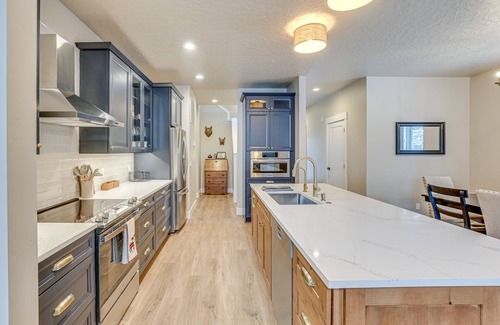 Tamarack Resort Cabin | All-Season Cabin: Hot Tub & Sauna in Donnelly