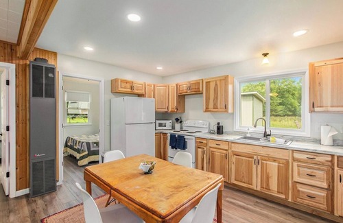 Irons House | All Season Forest Cottage Getaway