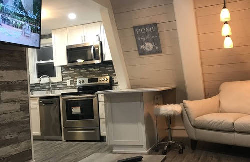 Narragansett House | All Season Rental ! Renovated; 5 min.Walk to Scarborough beach!