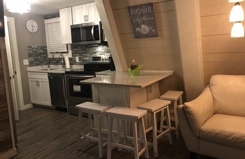 Narragansett House | All Season Rental ! Renovated; 5 min.Walk to Scarborough beach!
