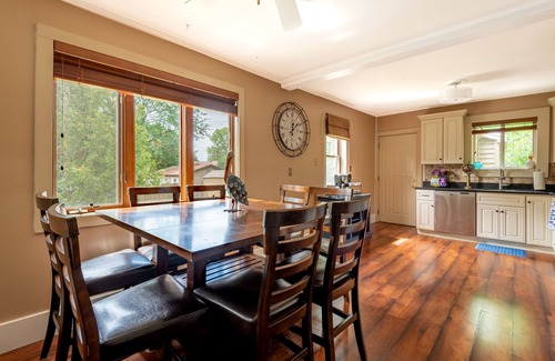 Como House | All You Need Is Your Fur Baby And The Beach! (% of each stay donated to rescue)