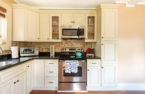 Como House | All You Need Is Your Fur Baby And The Beach! (% of each stay donated to rescue)