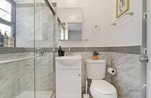 Chicago Apartment | Alluring Studio in Jefferson Park Near Shops