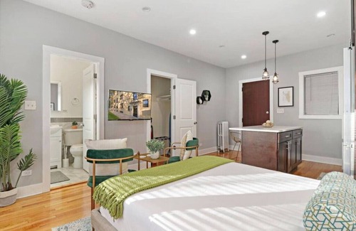 Chicago Apartment | Alluring Studio in Jefferson Park Near Shops