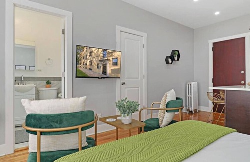 Chicago Apartment | Alluring Studio in Jefferson Park Near Shops