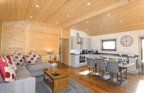 Welby Cottage | ALPACA LODGE, family friendly, with hot tub in Barkston