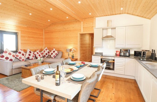Welby Cottage | ALPACA LODGE, family friendly, with hot tub in Barkston