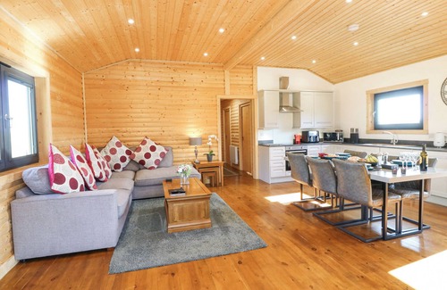 Welby Cottage | ALPACA LODGE, family friendly, with hot tub in Barkston