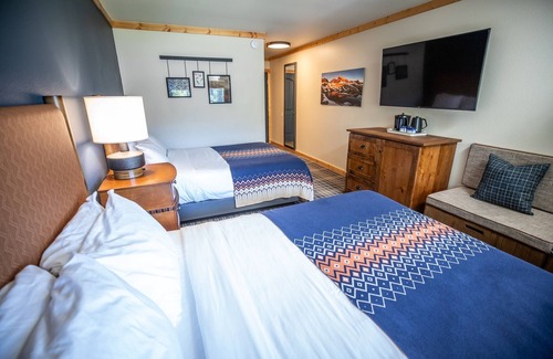 Mammoth Lakes Hotel | Alpine Room for Adventure Seekers Near Devils Postpile & Mammoth Ski Trails