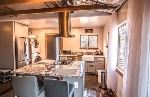 Three Rivers House | Alta Peak Penzion~Private EV Outlet, Outdoor Pool; Close to SNP entry